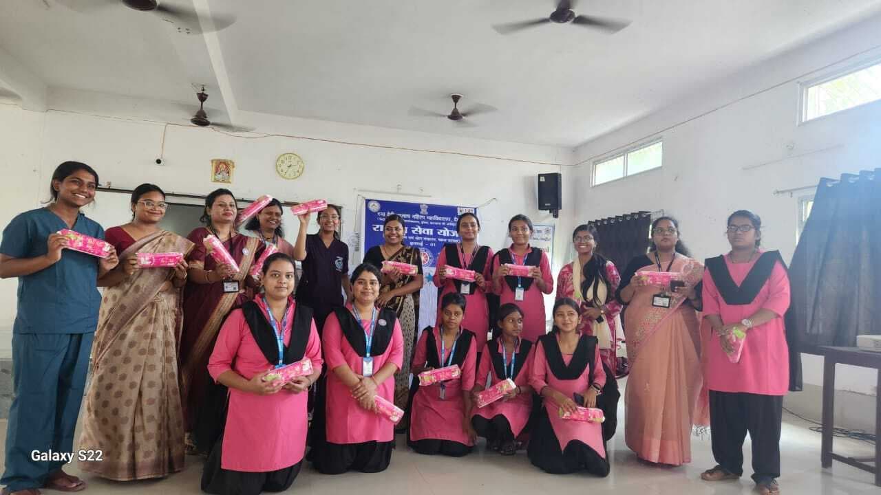 Deoghar news : एम्स के चिकित्सकों ने विश्व मासिक धर्म स्वच्छता दिवस पर छात्राओं को किया जागरूक