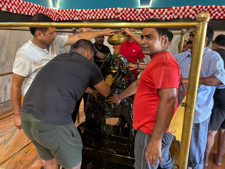 13 क्विंटल सरसों तेल से शनि महाराज का किया तेलाभिषेक