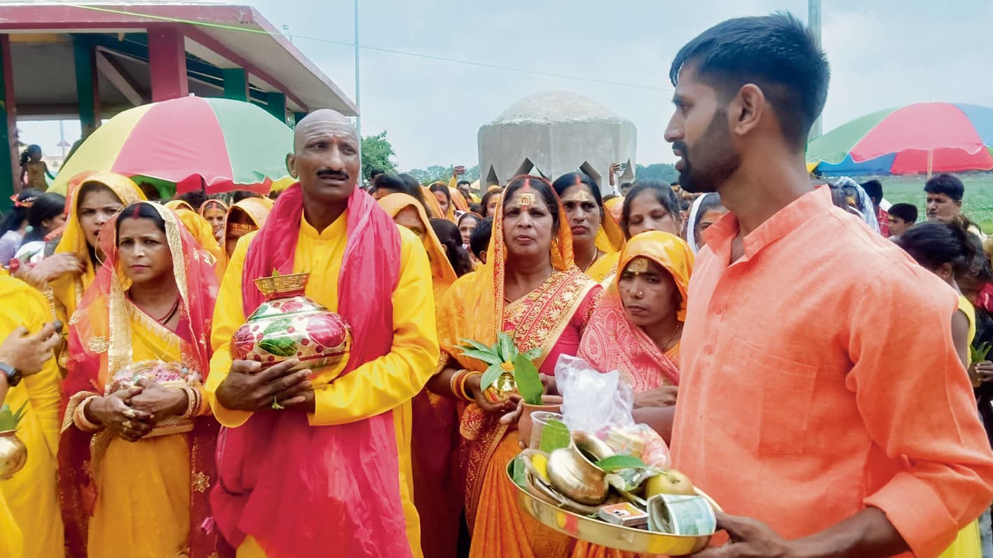 Saran News : कलशयात्रा के साथ मेदु छपरा में नौ दिवसीय श्री राधा कृष्ण महायज्ञ का शुभारंभ