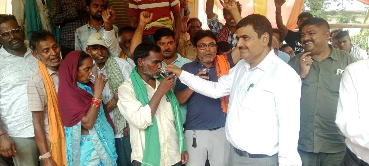 Bokaro News : वार्ता के बाद पूर्व मजदूरों की भूख हड़ताल समाप्त
