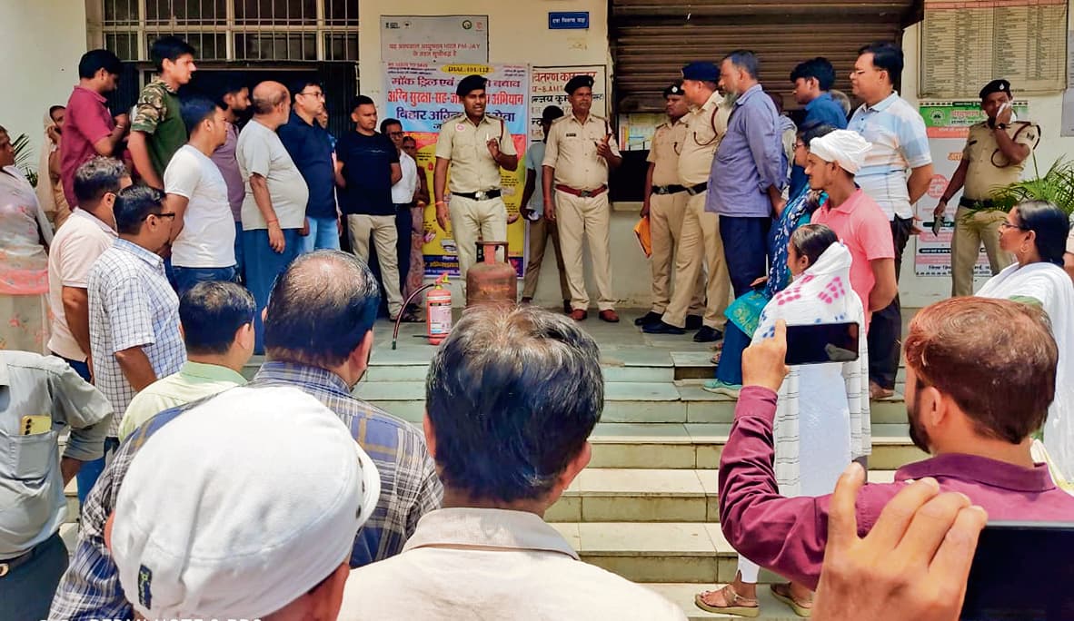 स्वास्थ्य कर्मियों को आग से बचाव के सीखाये गये गुर