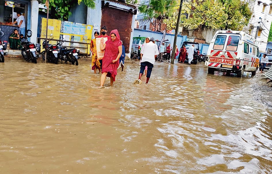 मौसम की पहली बारिश से ही शहर में लगा जलजमाव