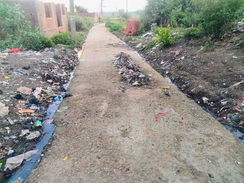 जामा मस्जिद की सड़क पर दूषित पानी व कीचड़ का जमाव