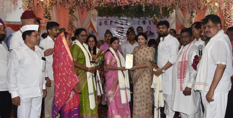 Bokaro News : कांग्रेस ने पूर्व सैनिकों को किया सम्मानित
