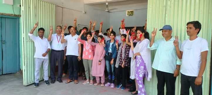 जैक बाेर्ड की परीक्षा में सफल बच्चों का निदेशक ने बढ़ाया हौसला