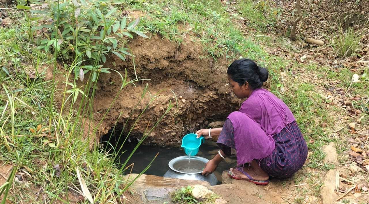 Chaibasa News : शर्मनाक! नाले का पानी उबालकर पीते हैं ग्रामीण