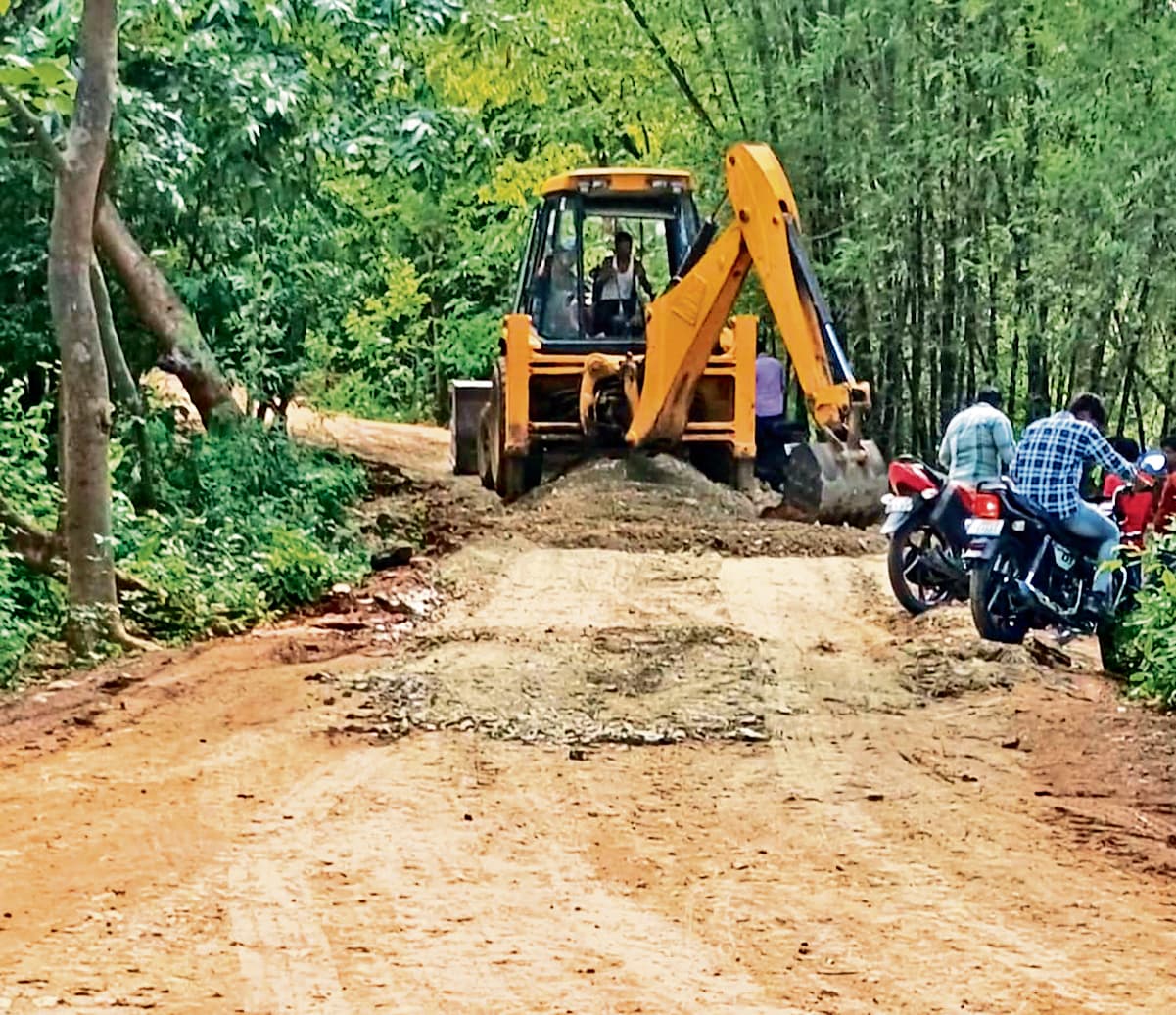 Seraikela News : निर्मल चौक से लाकड़ी पहाड़धार तक सड़क निर्माण कार्य को लेकर विवाद