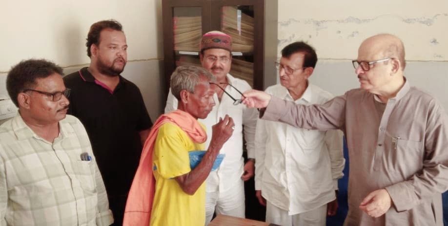 सांसद व विधायक ने चश्मा का वितरण