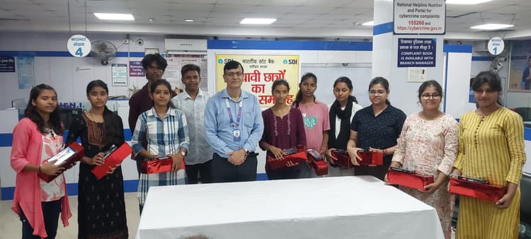 10वीं व 12वीं उत्तीर्ण मेधावी छात्राओं को सम्मान