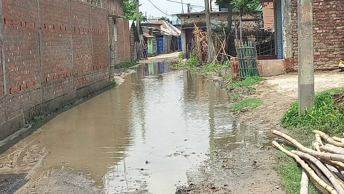 रौनियां गांव में सड़क पर जल जमाव से ग्रामीण परेशान