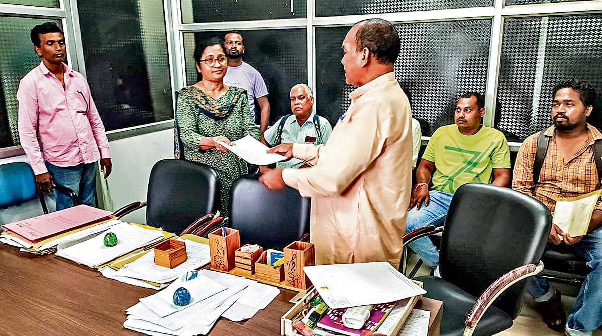 Chaibasa News : भवन निर्माण की आड़ में अवैध वसूली रोके प्रशासन - मधु कोड़ा