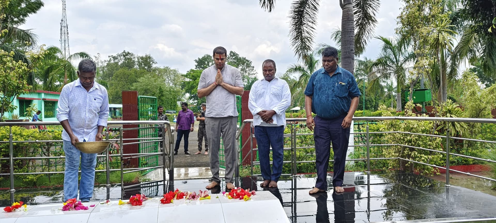 Seraikela Kharsawan News : रविशंकर शुक्ला ने जगन्नाथ मंदिर व शहीद बेदी में मत्था टेका