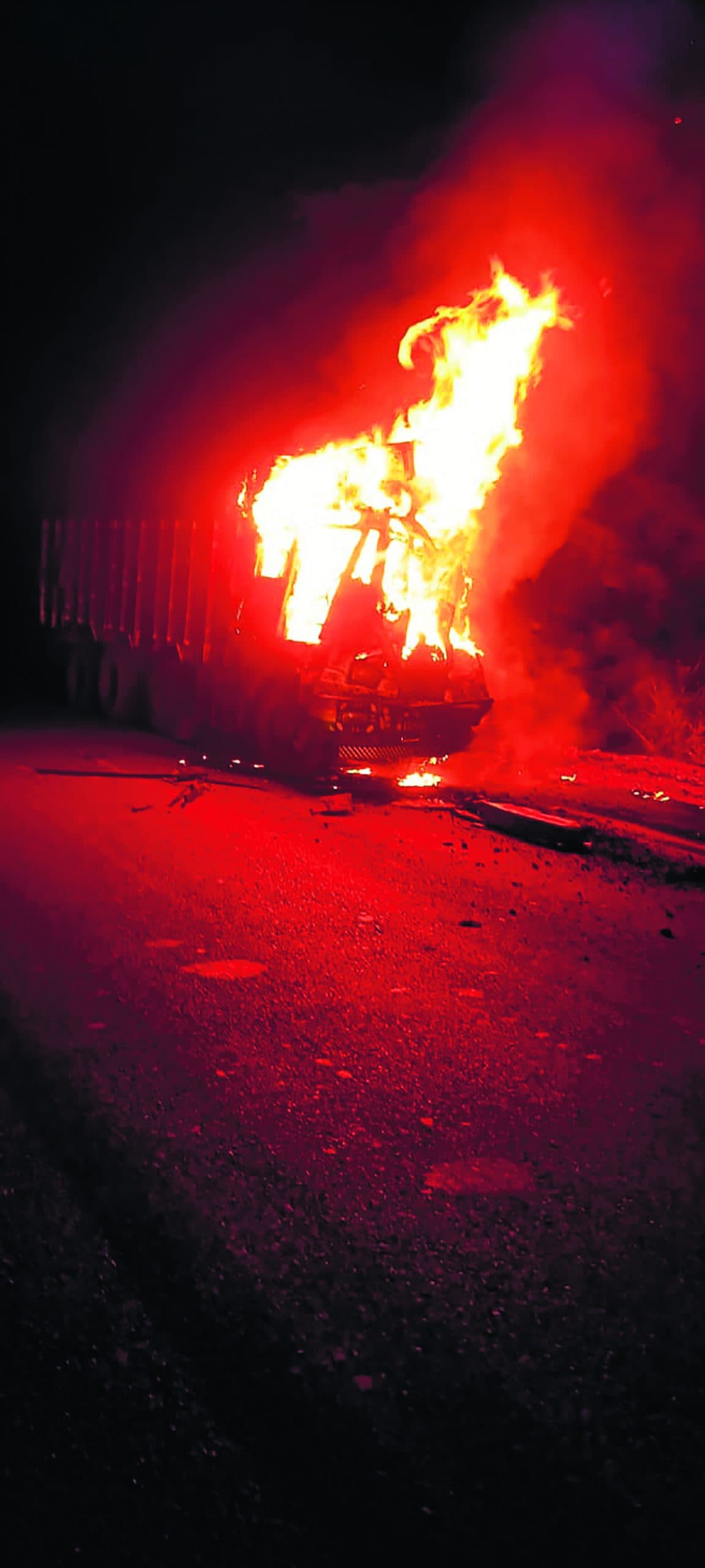 Seraikela News : दो ट्रकों में भिड़ंत, चावल लदे वाहन में लगी आग