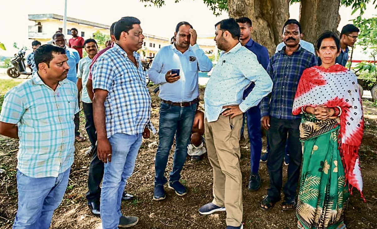 Jharsuguda News: विधायक टंकधर ने तालाब के जीर्णोद्धार कार्य की गुणवत्ता और प्रगति की ली जानकारी