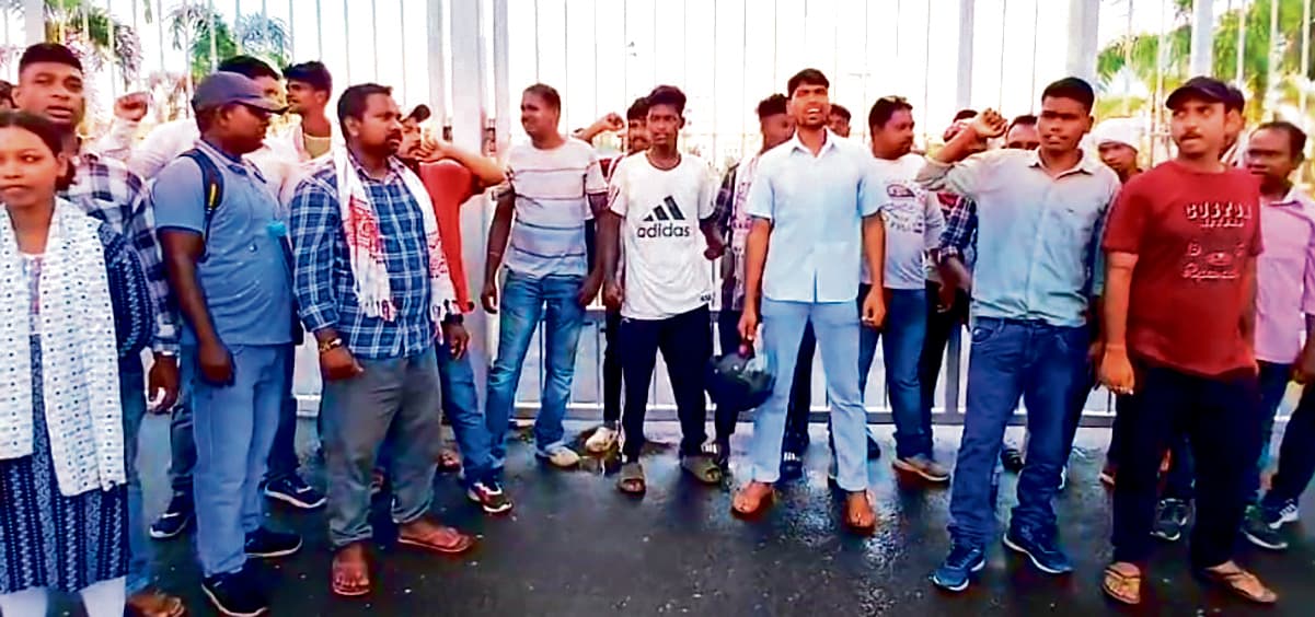 Rourkela News: ओडिशा से बाहर तबादला करने पर सुरक्षा गार्डों ने जतायी नाराजगी, किया प्रदर्शन