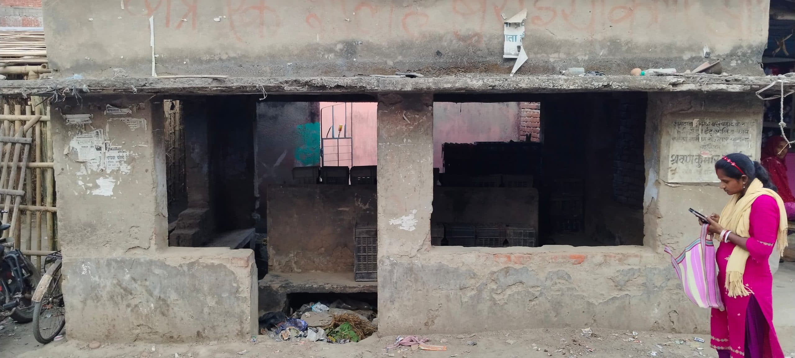 ऑटो स्टेंड का यात्री शेड में कचरे व गंदगी का अंबार