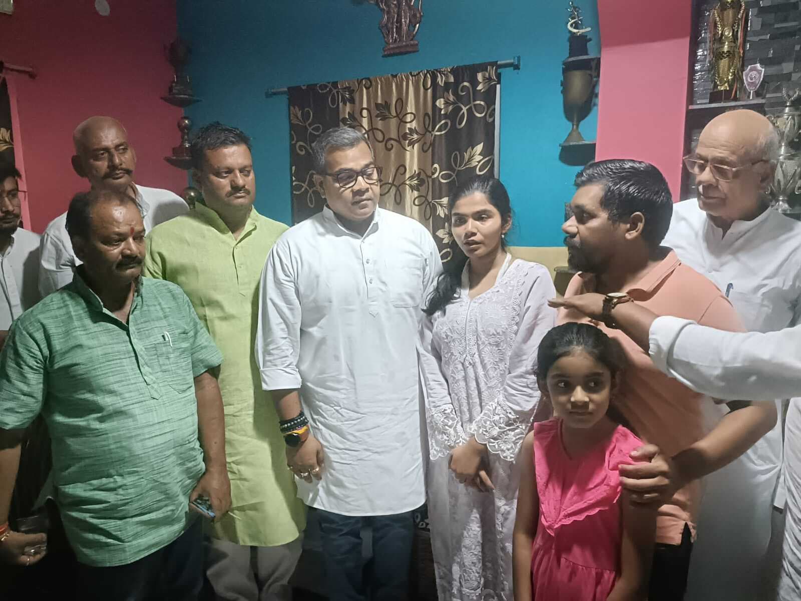 दिवंगत कैप्टन की बेटियां अपने पिता की विरासत बढ़ाएं आगे : सांसद