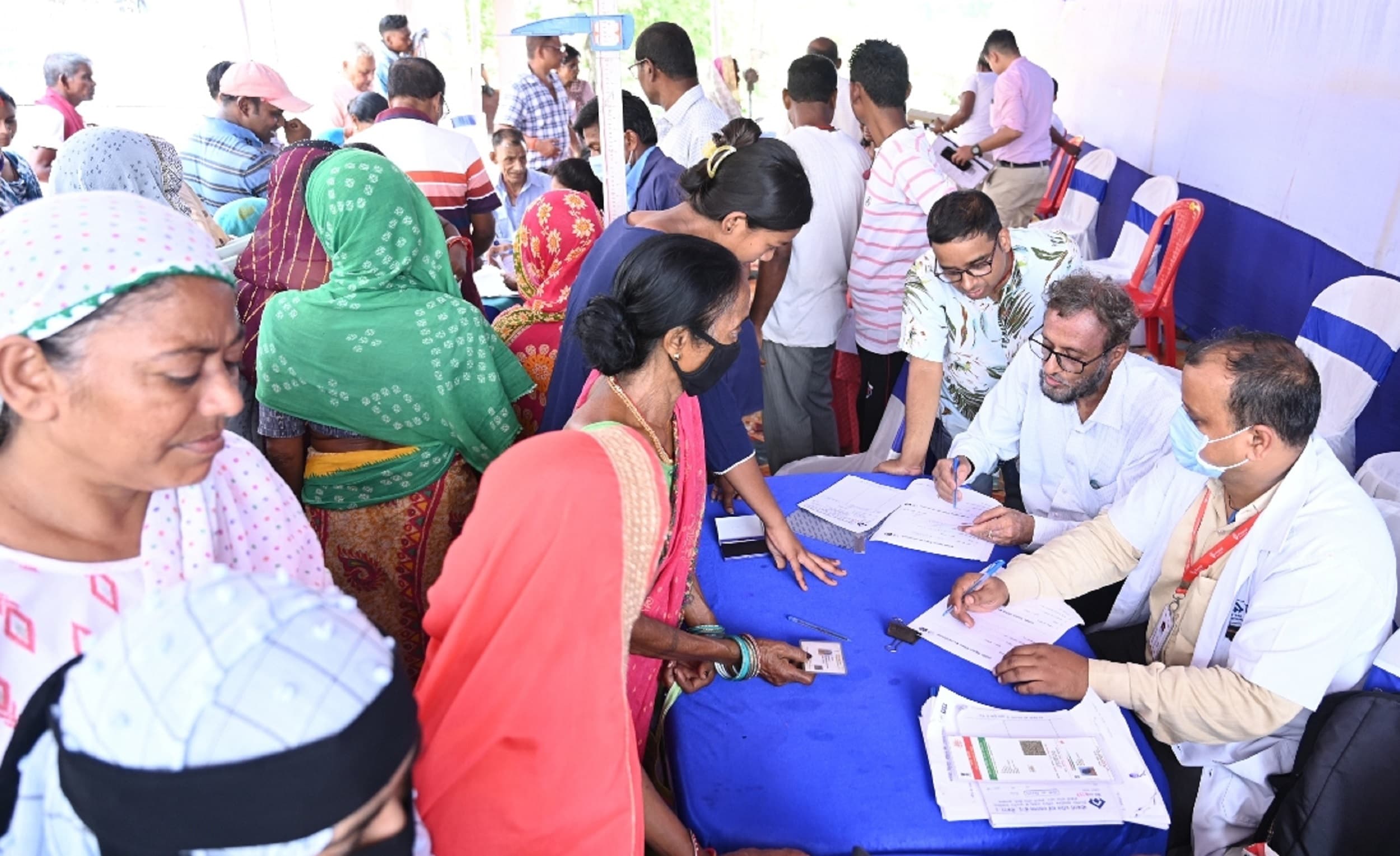 Bokaro News : 225 मरीजों की जांच, मोतियाबिंद के ऑपरेशन को 14 मरीज बीजीएच रेफर