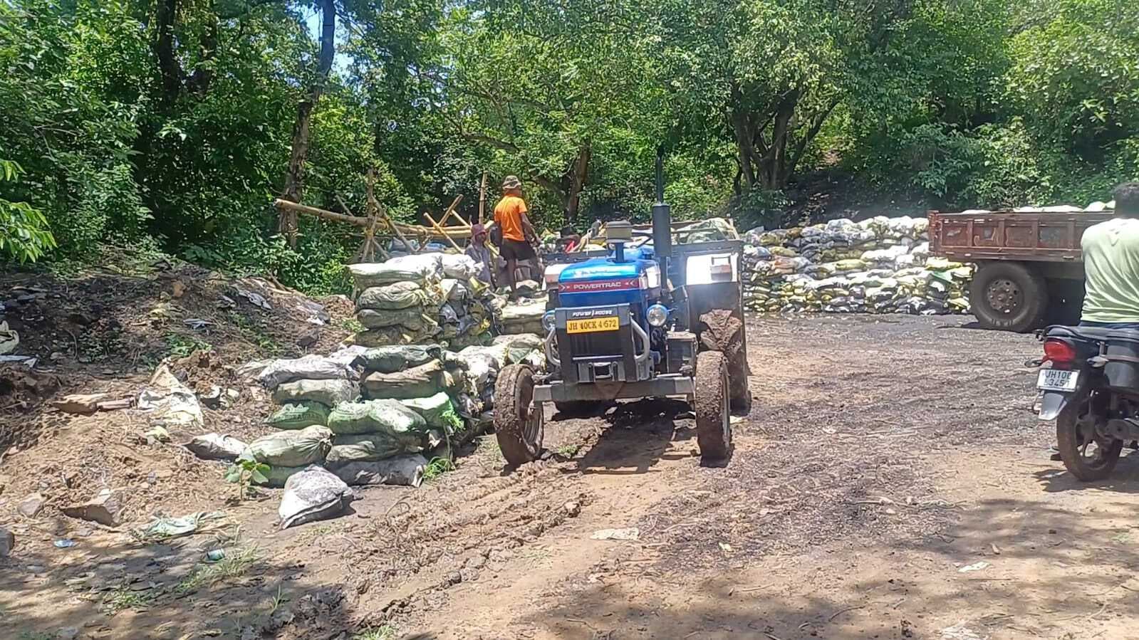 Dhanbad News: बुटबाड़ी जंगल से 35 टन अवैध कोयला जब्त, एक गिरफ्तार