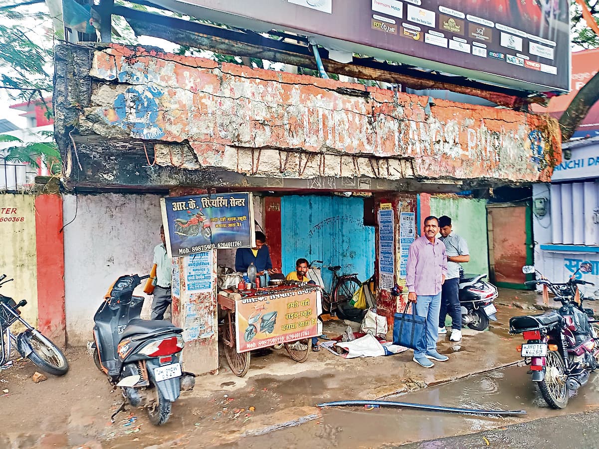 Ranchi News : रांची के कई बस स्टॉप हो गये जर्जर, कहीं गैराज का कब्जा, तो कहीं खुली दुकान