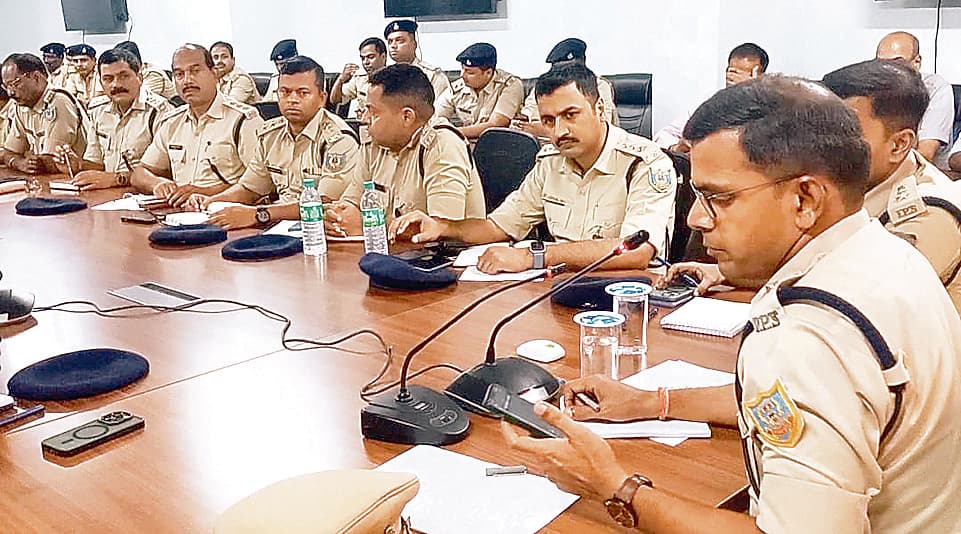 Dhanbad News: हर माह 20 फीसदी से अधिक पुराने केस डिस्पोजल करें: एसएसपी