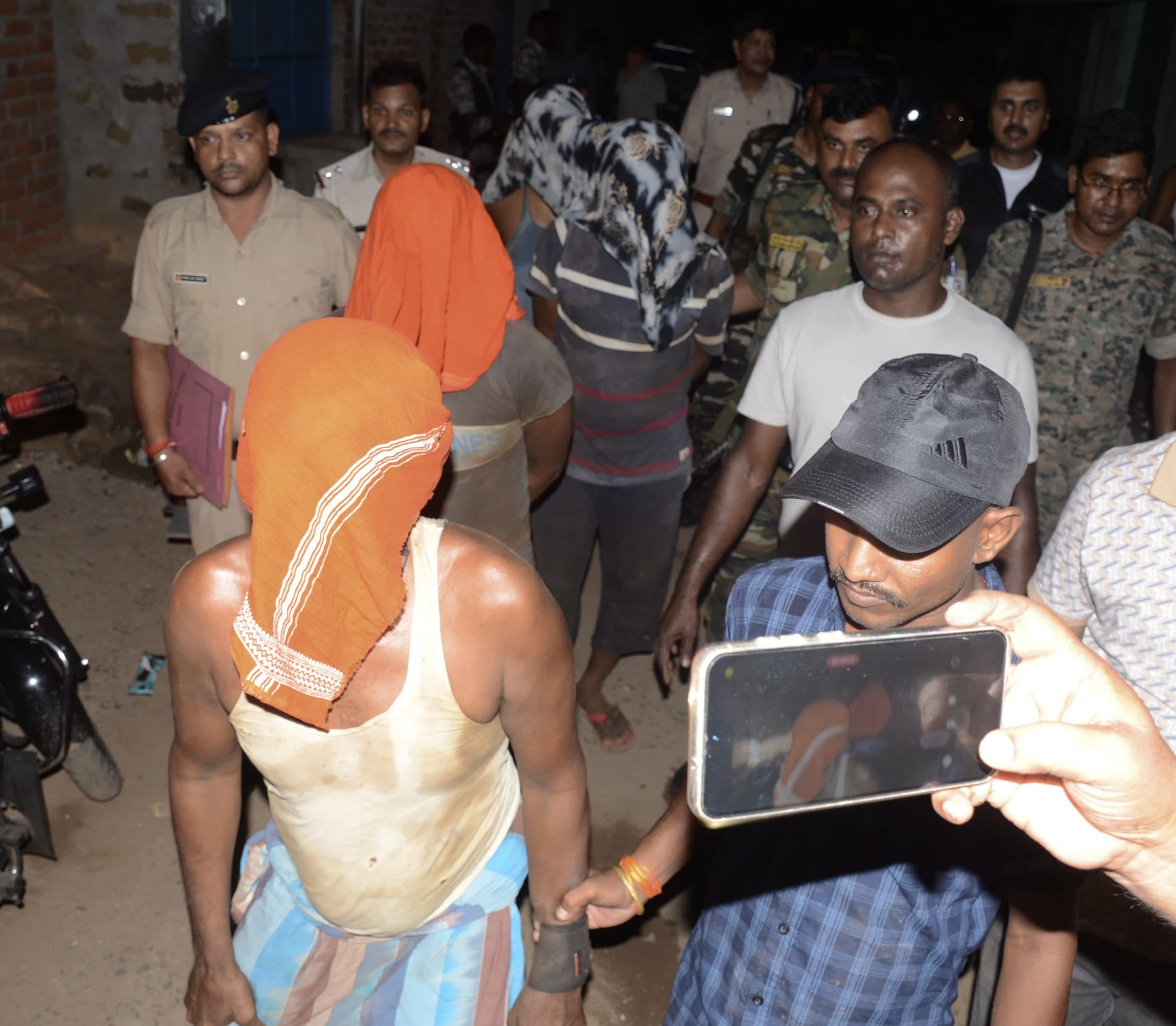 महुदा में मिनी गन फैक्ट्री का उद्भेदन, दर्जनों निर्मित, अर्धनिर्मित पिस्तौल व गोली बरामद