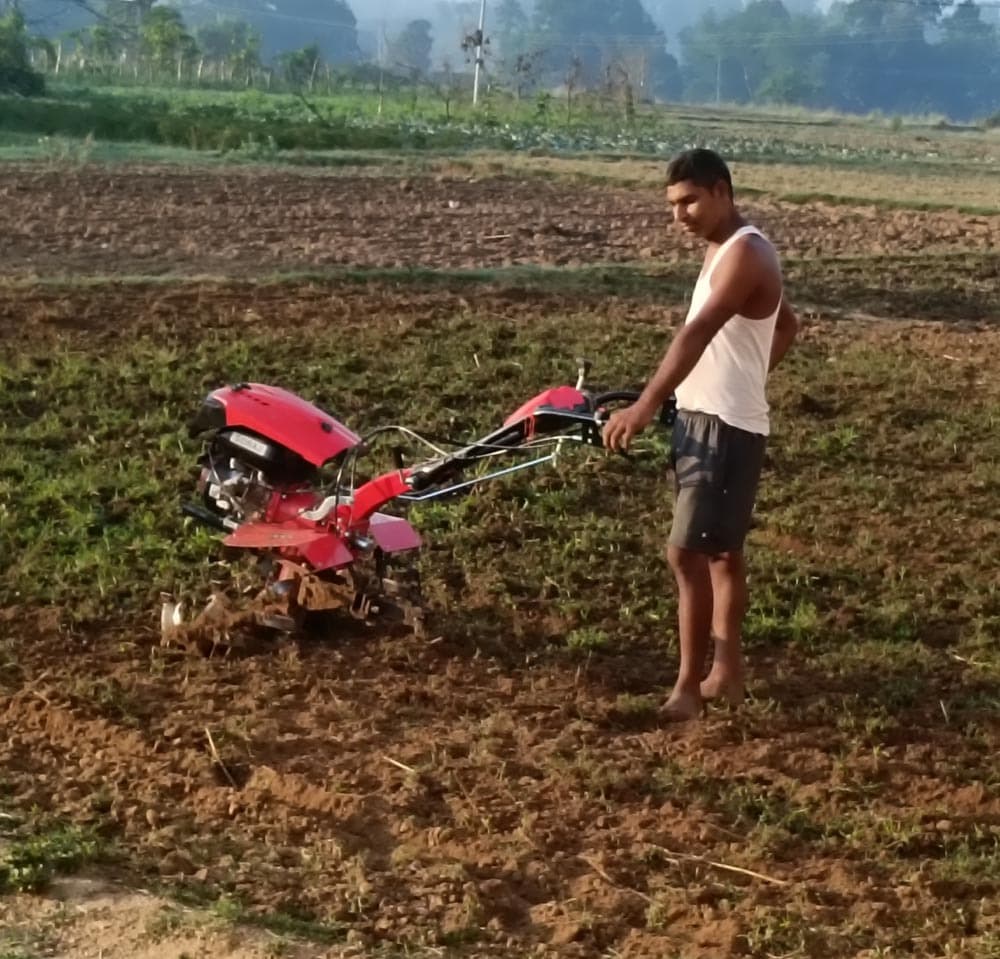 आधुनिक यंत्रों से खेत तैयार कर रहे हैं किसान