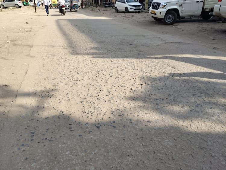 भभुआ रोड स्टेशन को जाने वाली सड़क जर्ज़र, राहगीर परेशान