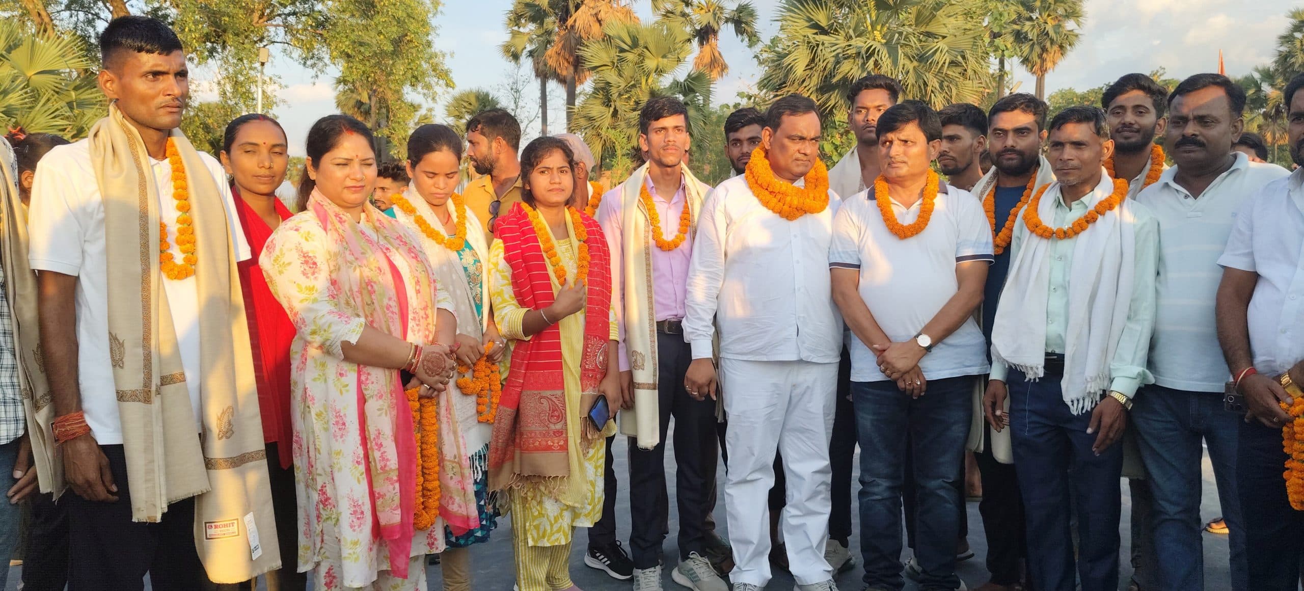 मुखिया ने नौ चयनित सिपाहियों को अंग वस्त्र देकर किया सम्मानित