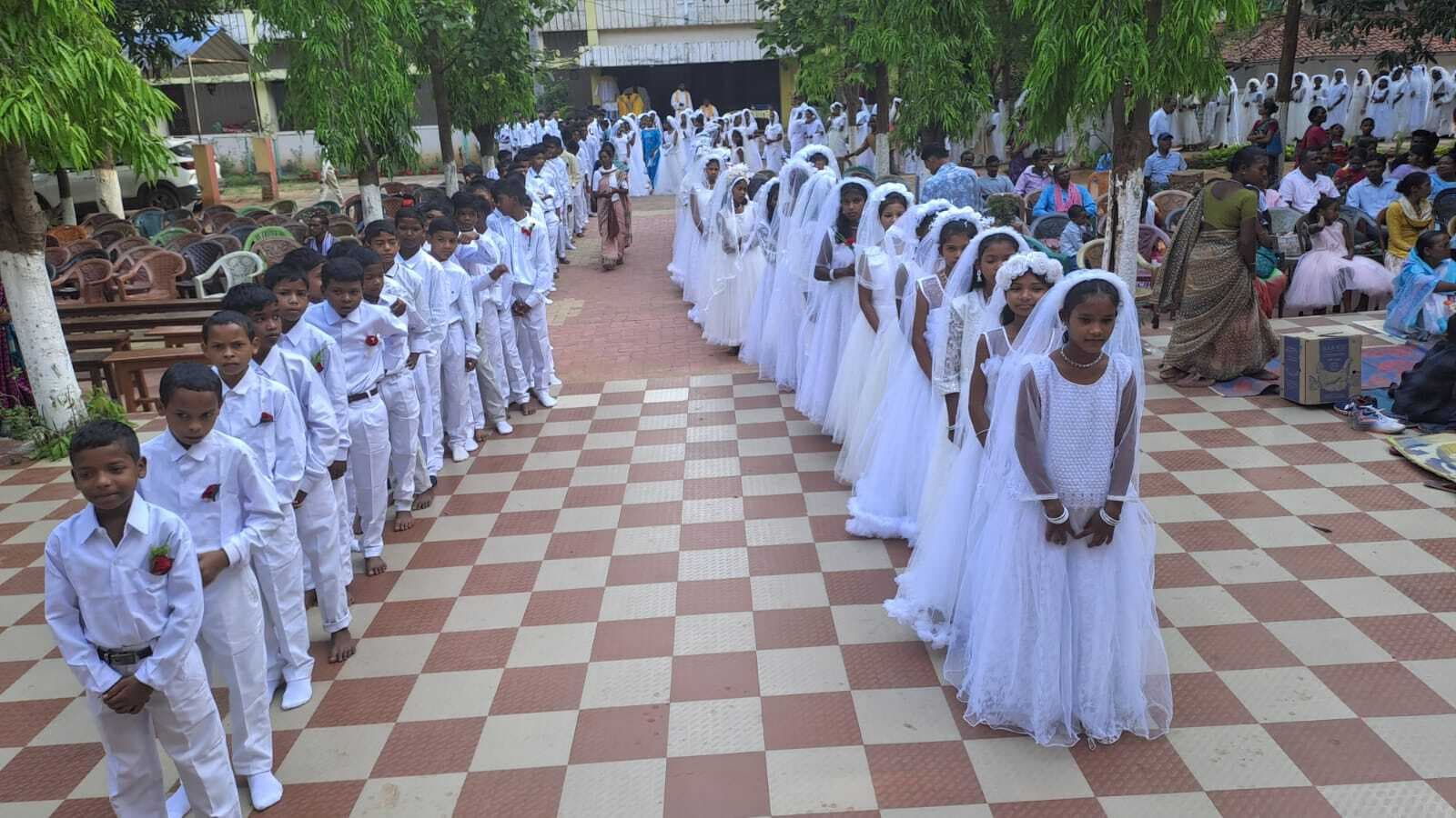 275 बच्चों ने पहला परम प्रसाद ग्रहण किया