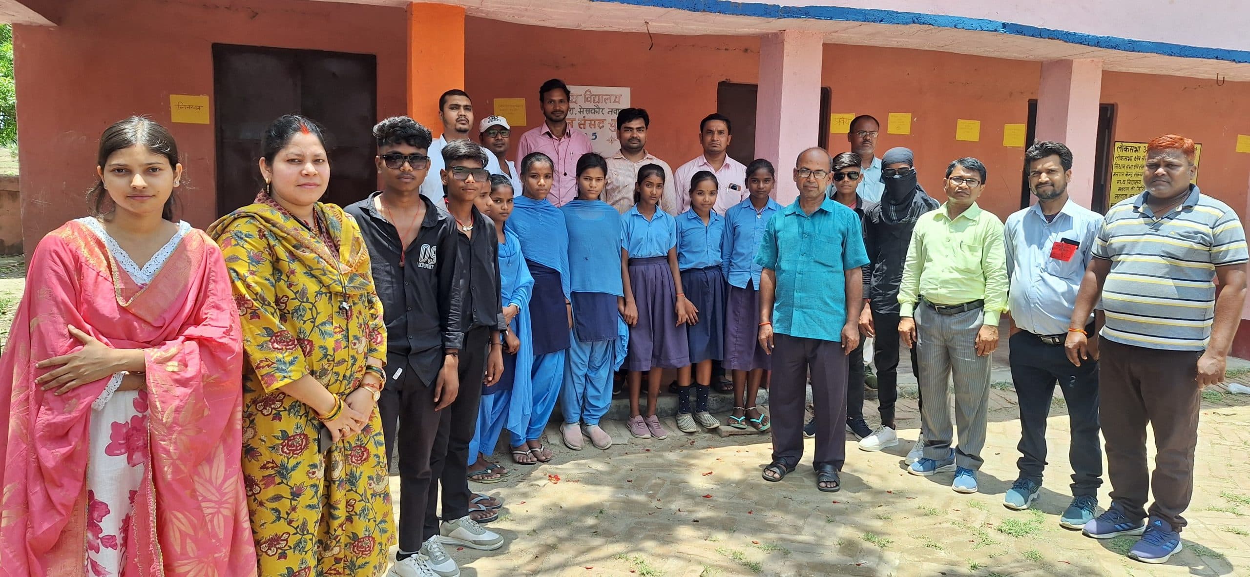 बाल संसद के लिए बच्चों ने किया मतदान