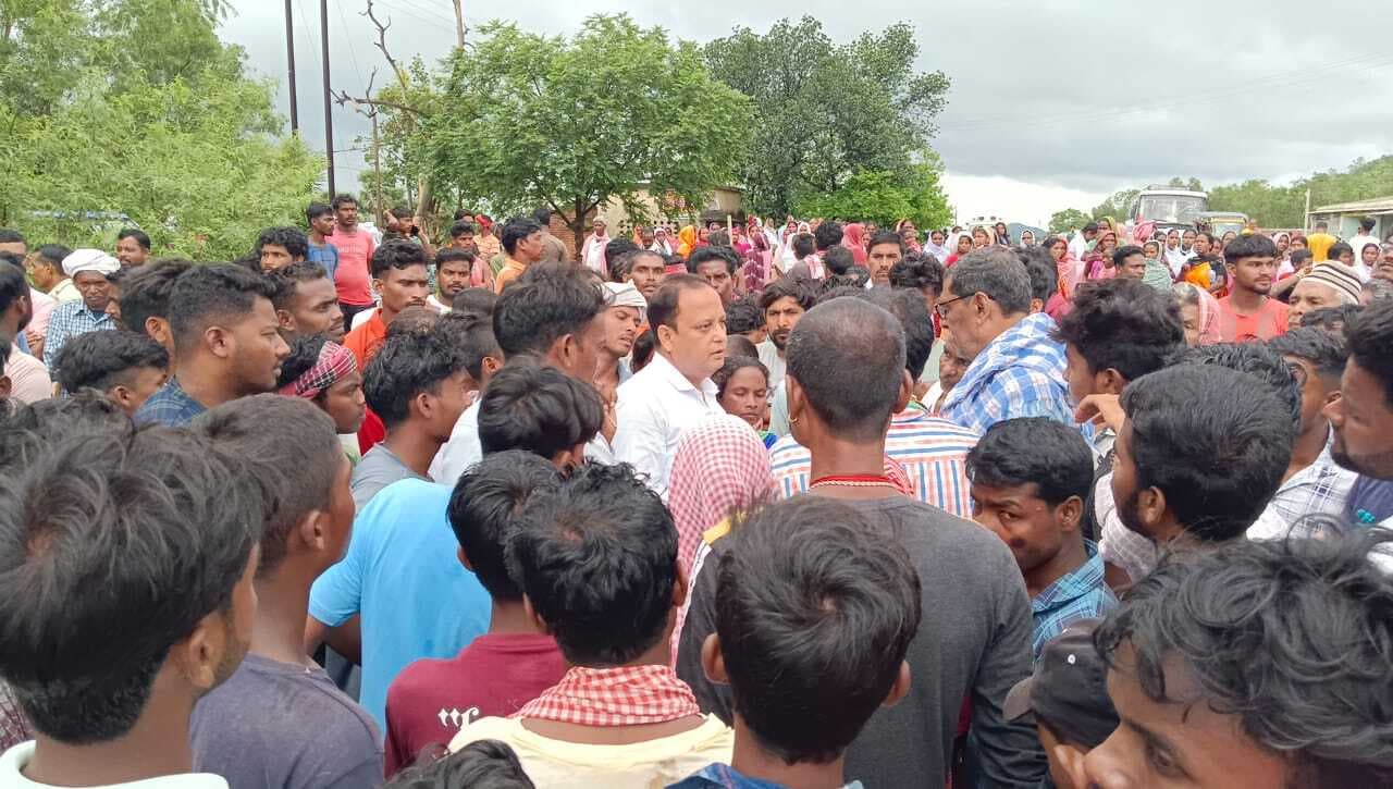 हादसे में घायल युवक की मौत, परिजनों ने तीन घंटे किया रोड जाम