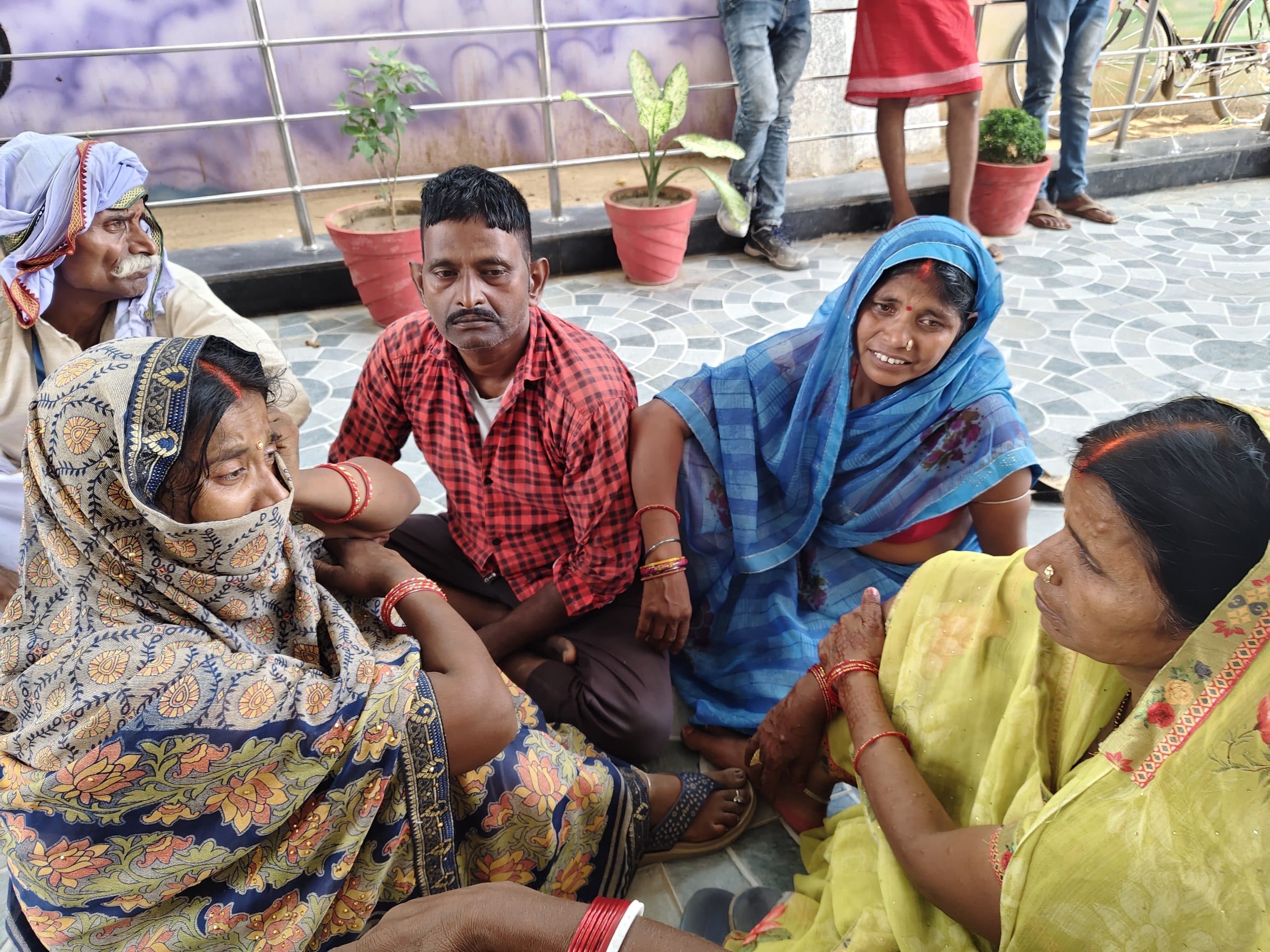 बिजली के करेंट की चपेट में आने से चचेरे भाई-बहन की मौत, दो घायल