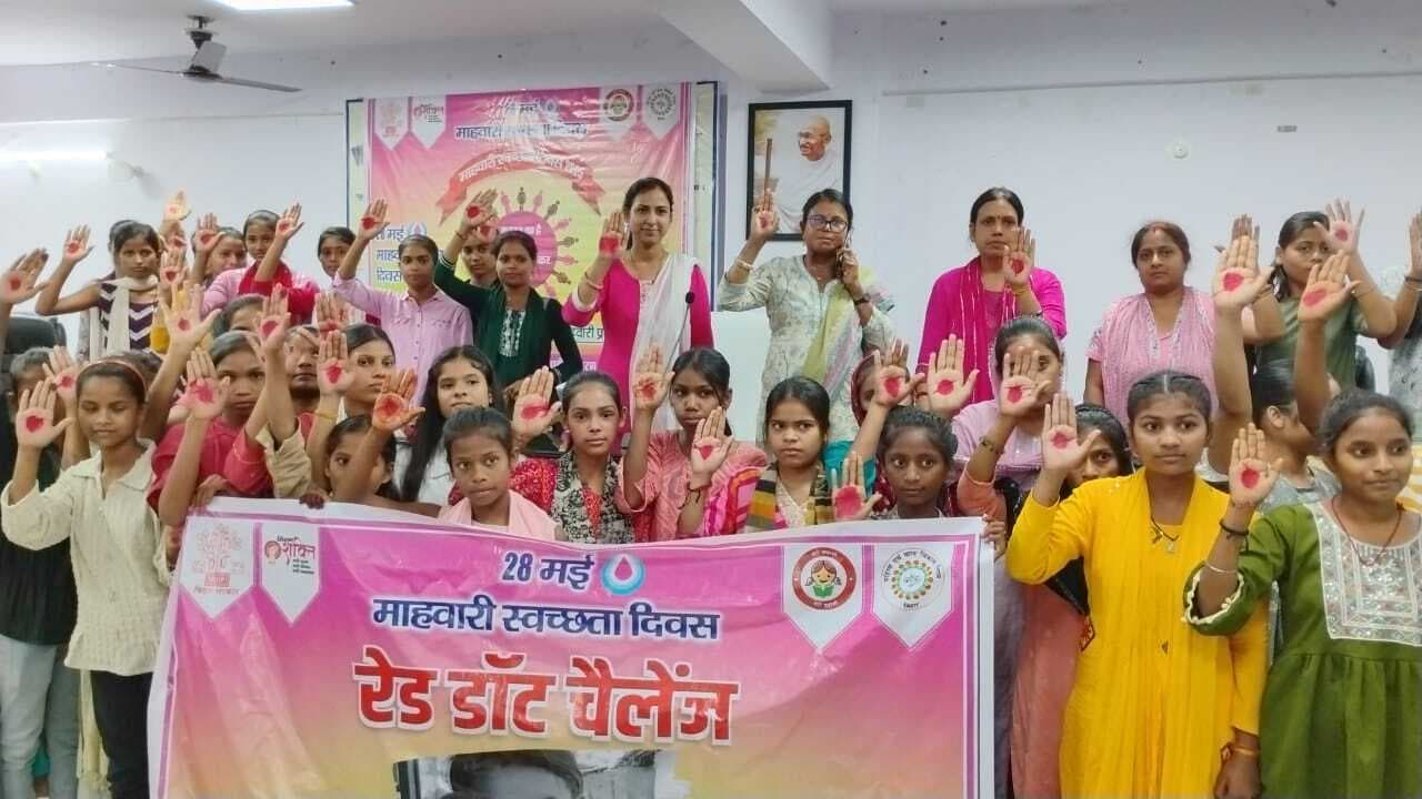 Motihari: 250 किशोरियों के बीच स्वच्छता किट का वितरण