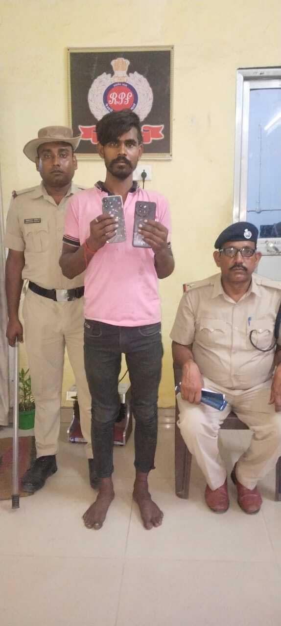 चोरी के दो मोबाइल के साथ एक चोर गिरफ्तार