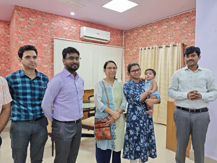 एनआइटी राउरकेला के सहायक प्रोफेसर ने बच्चे को लिया गोद