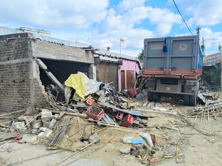 अनियंत्रित ट्रक छह दुकान और एक घर में घुसी, एक घायल