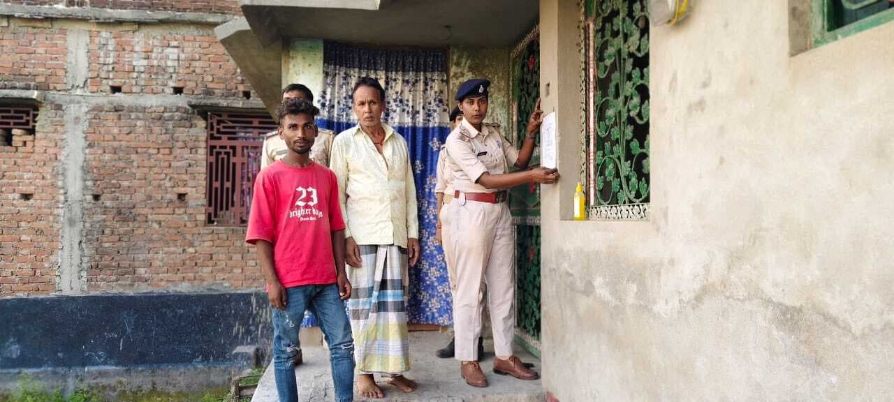 Motihari: पॉस्को एक्ट के आरोपी के घर पुलिस ने चिपकाया इस्तेहार