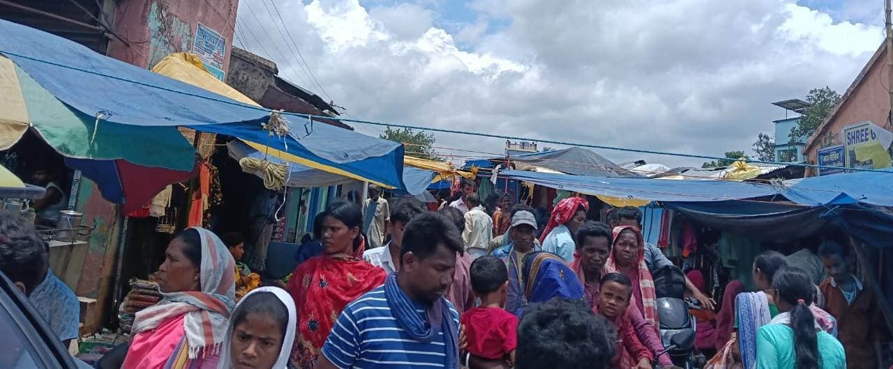 हटिया के दिन सड़क पर लग रहीं दुकानें, लगा जाम