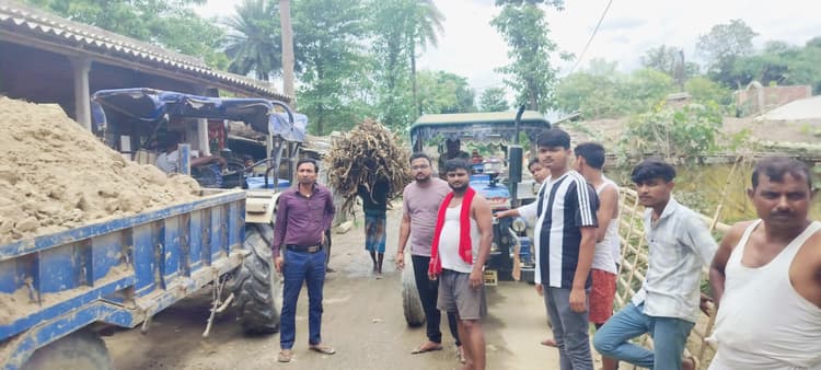 ओवरलोड मिट्टी लेकर दौड़ रही ट्रैक्टर, उड़ती है धूल, बढ़ती है परेशानी