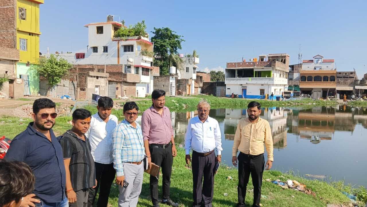 पोखर व तालाबों के जीर्णोद्धार व सौंदर्यीकरण को लेकर लिया जायजा