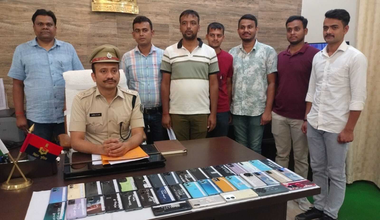 5.65 लाख मूल्य के चोरी के 37 मोबाइल उसके मूल स्वामी को सुपुर्द