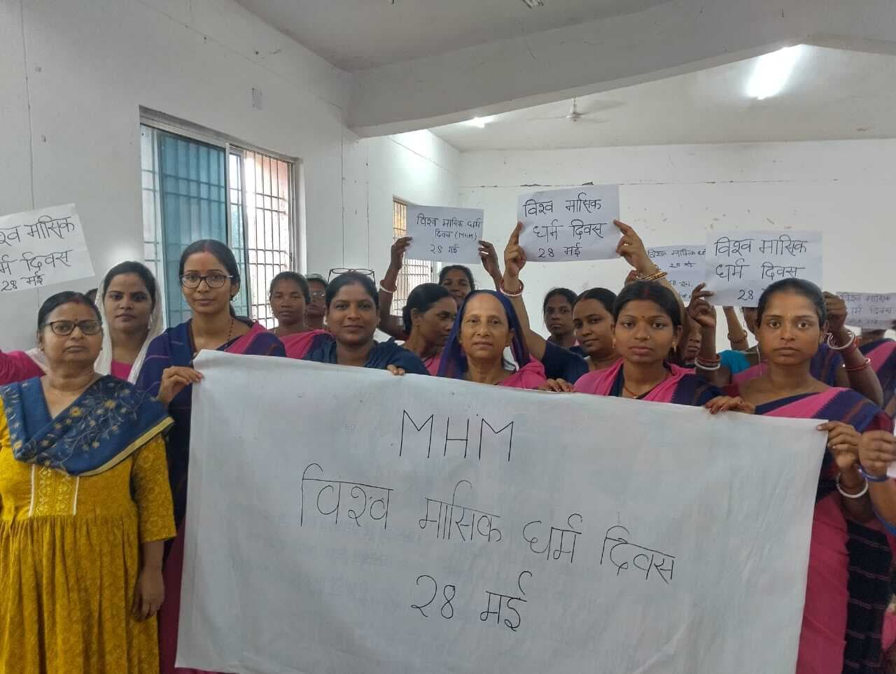 किशोरियों के बीच सेनेटरी पैड एवं हाइजीन किट वितरित