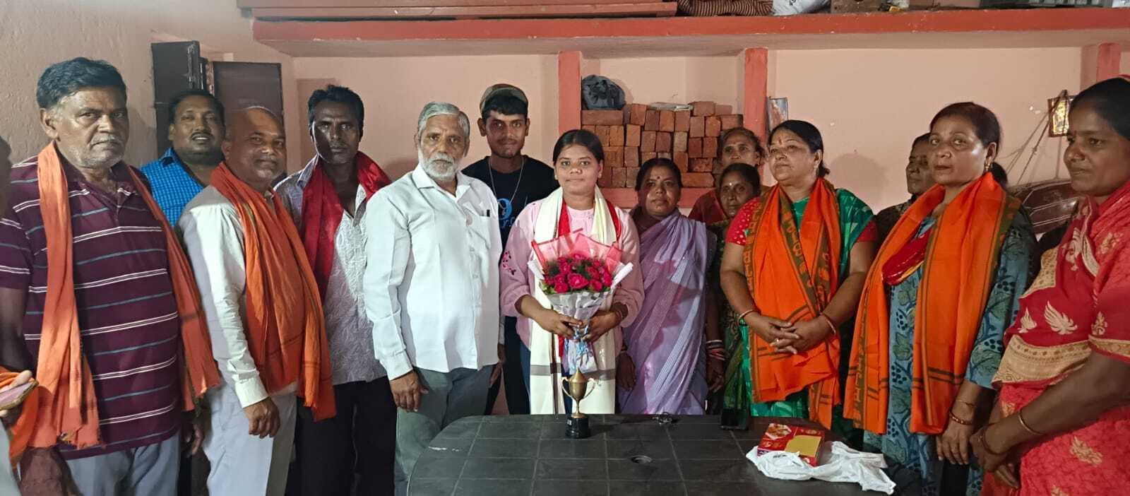 Jamshedpur news. बागबेड़ा में टॉपर प्रतिमा गोराई को सम्मानित किया