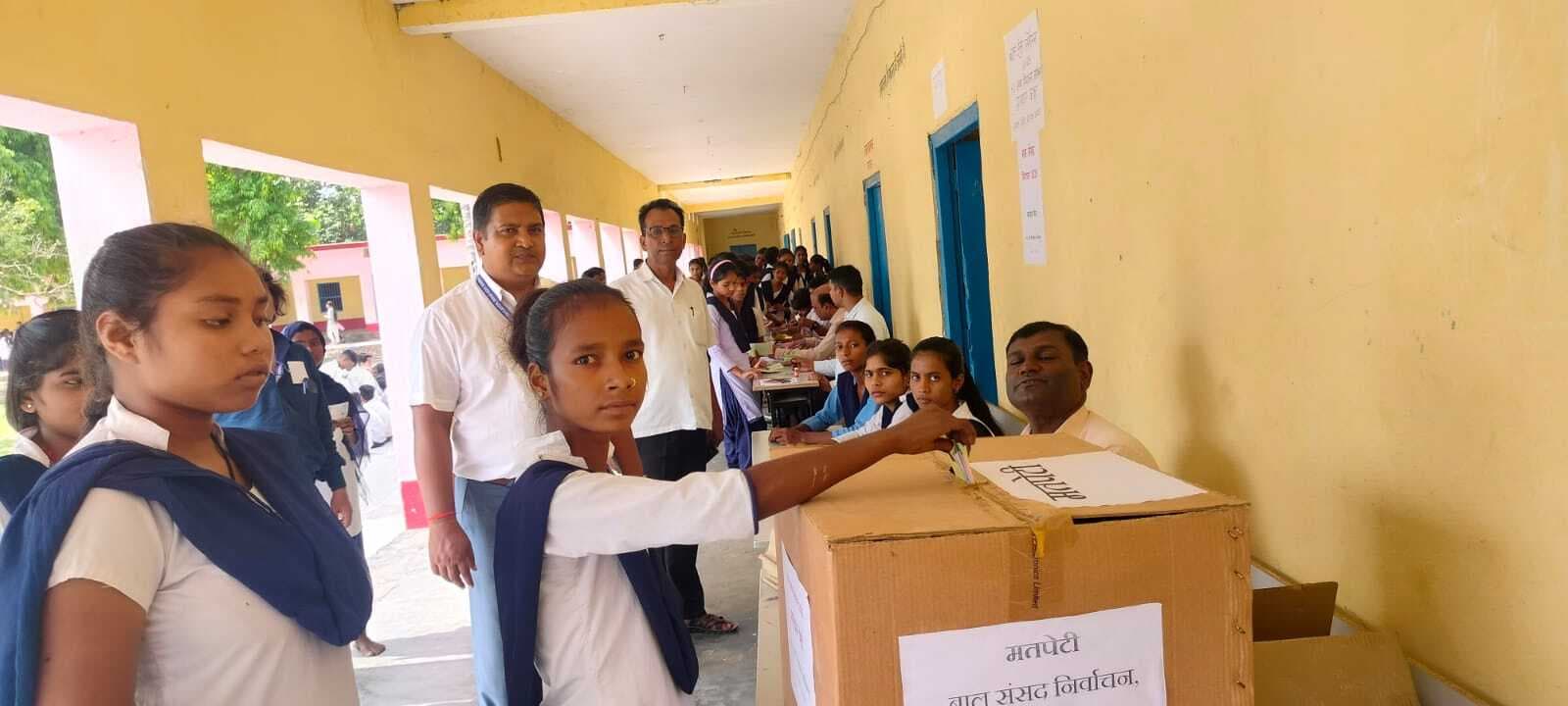 बाल संसद : प्लस टू उवि मानिकपुर में आठ पदों पर मतदान