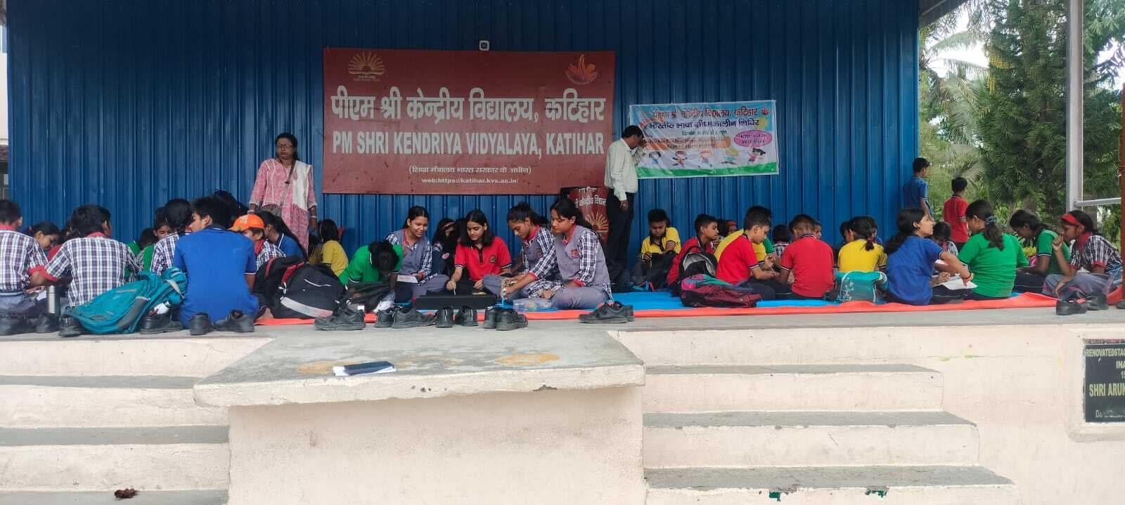 ग्रीष्मकालीन शिविर में बच्चे सीख रहे बंगला भाषा