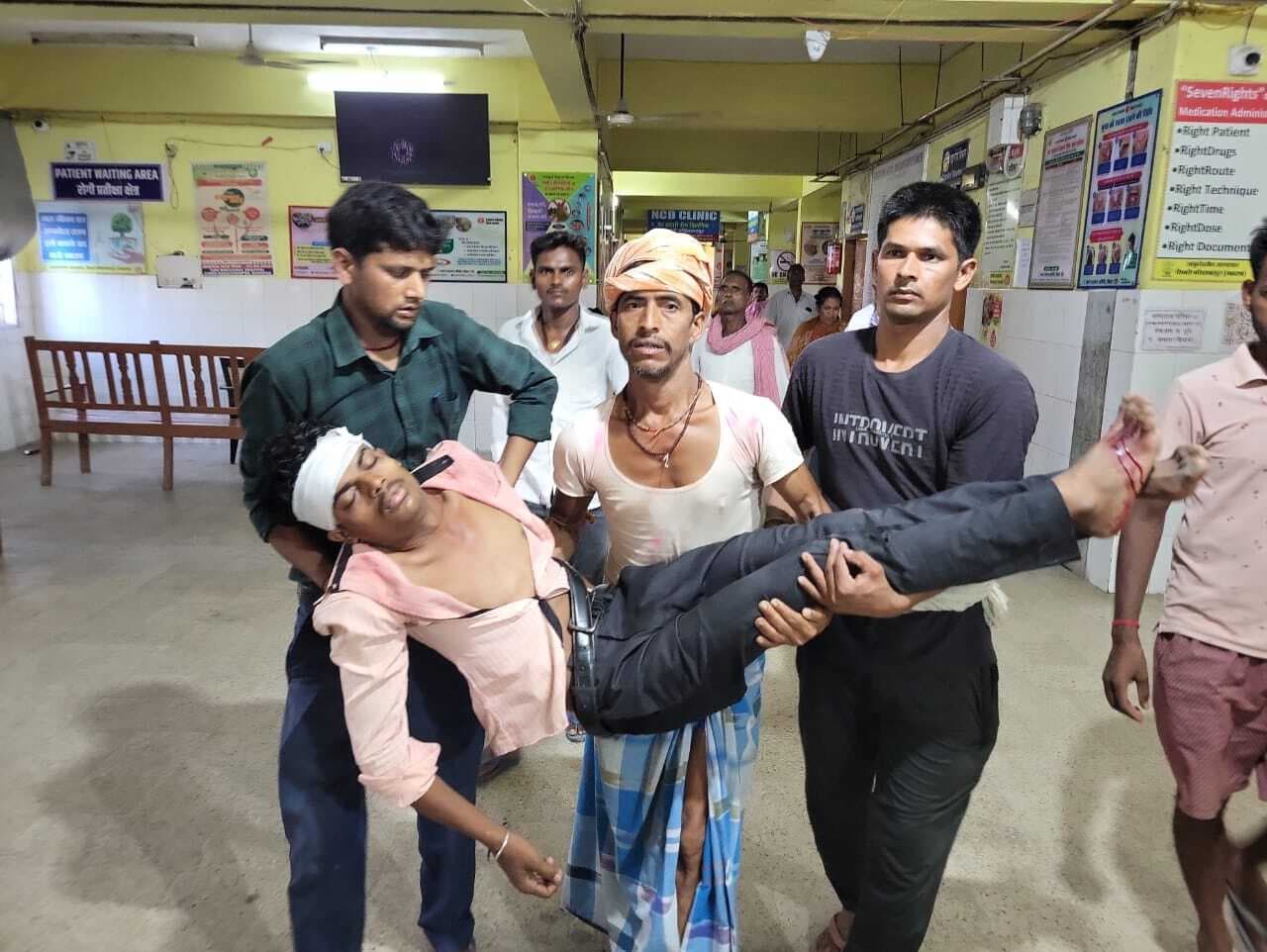 दो बाइक की आमने-सामने की टक्कर में चार युवक गंभीर रूप से घायल