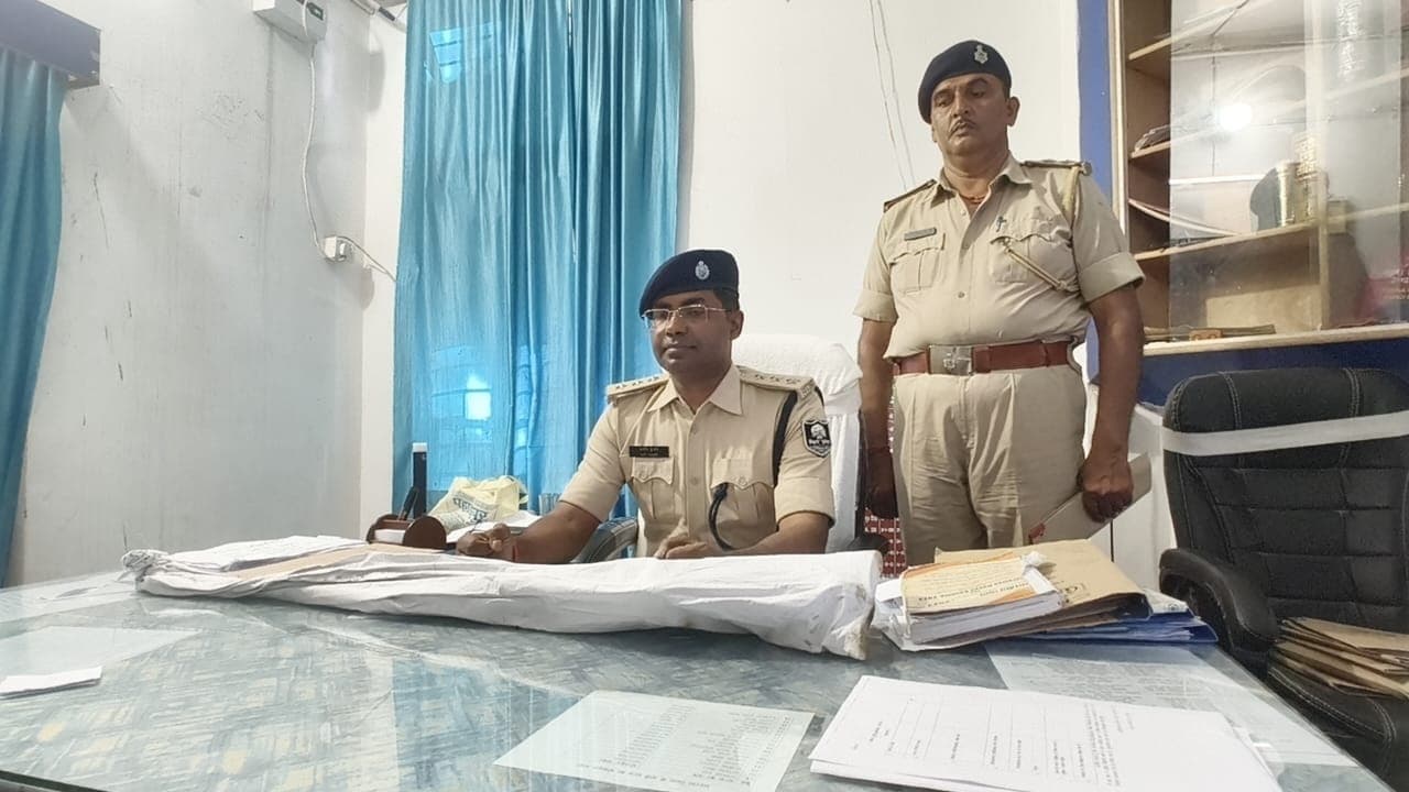 एक रायफल, दो कारतूस व एक मैगजीन के साथ अपराधी गिरफ्तार