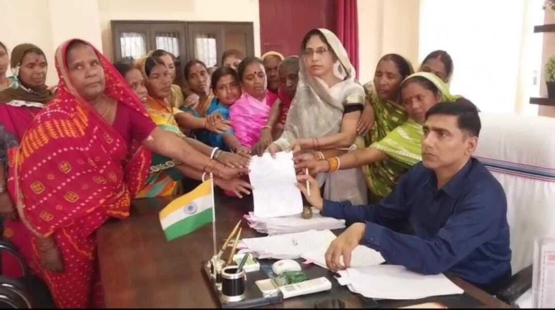 Deoghar news : जलापूर्ति कनेक्शन कार्य पूर्ण होने तक सड़क निर्माण कार्य को रोकने की मांग, एसडीओ को सौंपा ज्ञापन