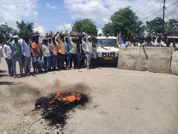 सड़क दुर्घटना में घायल आठ वर्षीय बालक की इलाज के दौरान मौत पर भड़के लोगों ने किया प्रदर्शन